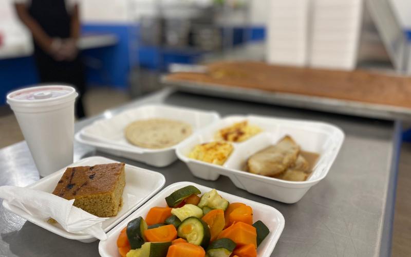 Alimentos servidos a migrantes retornados a través de Comedor Social