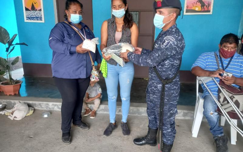 Comando Naval del Pacífico apoya entrega de víveres para personas de escasos recursos en Escuintla