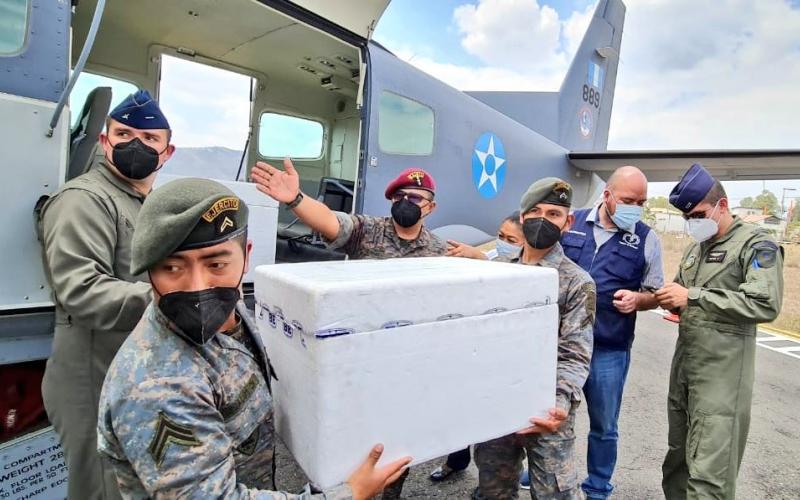 Fuerza Aérea Guatemalteca trasladó a Huehuetenango 45 mil vacunas contra el Coronavirus COVID-19
