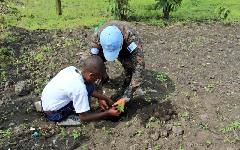 Niños congoleses fortalecen su cultura ecológica junto al XXI Contingente de Fuerzas Especiales GUASFOR