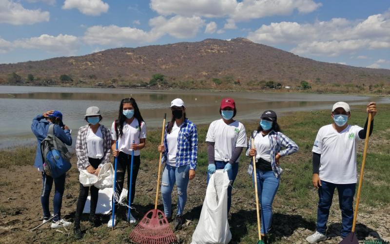 Limpian la Laguna Atescatempa en el Día Mundial del Agua