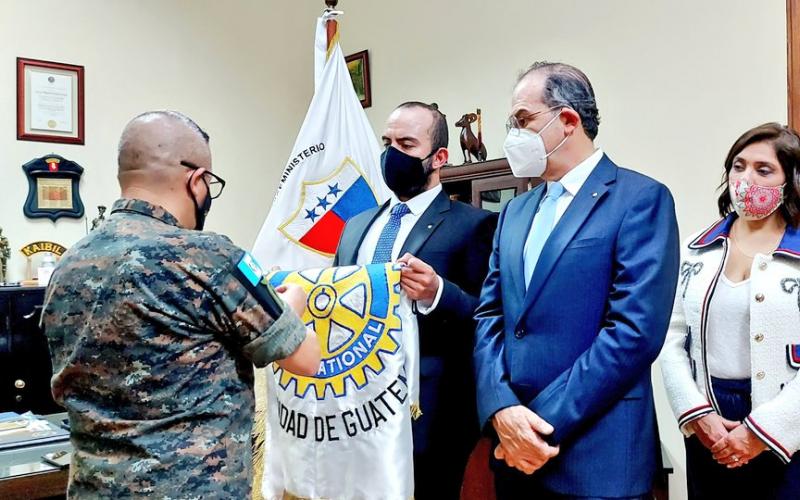 Ministerio de la Defensa Nacional condecoró al Club Rotario Ciudad de Guatemala por su apoyo durante los fenómenos naturales Eta e Iota