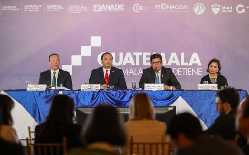 El ministro de Economía, Janio Rosales, durante su intervención en el evento-.