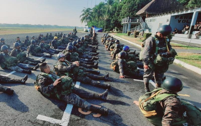 Concluyen los cursos de Paracaidismo y Empacador de Paracaídas Militares