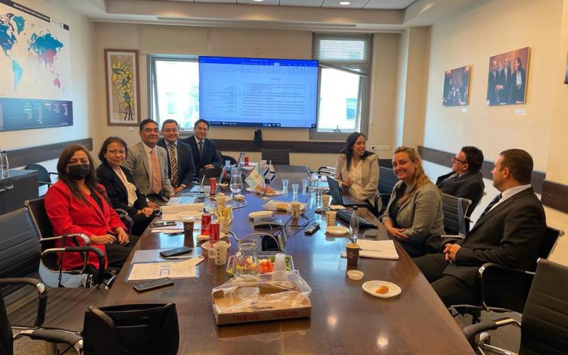 Las delegaciones de Guatemala e Israel, durante una de las sesiones de la segunda ronda de negociación.