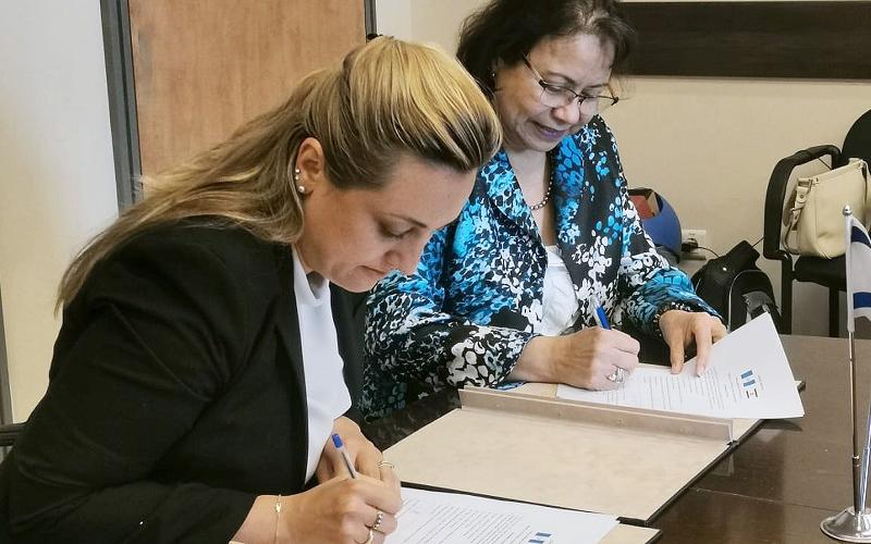 De Izq. a Der. se observa a la Directora de Acuerdos Comerciales Bilaterales, de la Administración de Comercio Exterior, del Ministerio de Economía e Industria de Israel, Yulia Lerner Snir y María Luisa Flores, viceministra de Integración y Comercio Exterior de Guatemala.