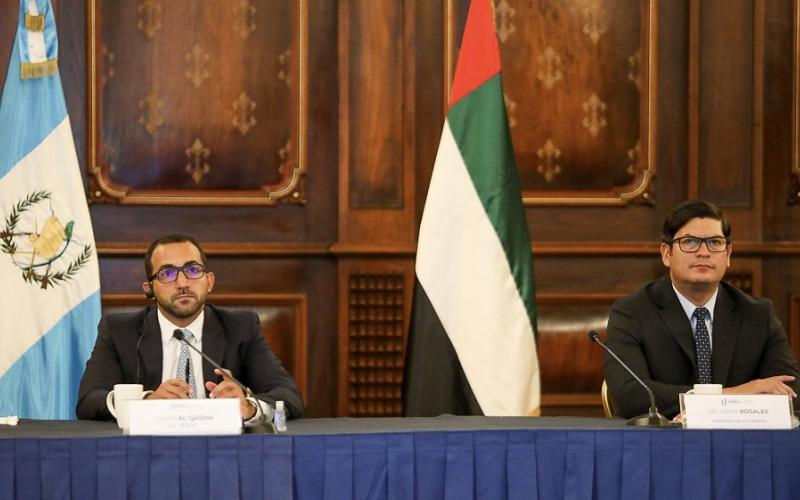 El Jeque Fahim Bin Sultan Bin Khalid Al Qasimi y el ministro Rosales, presidieron la reunión en el palacio Nacional de la Cultura.