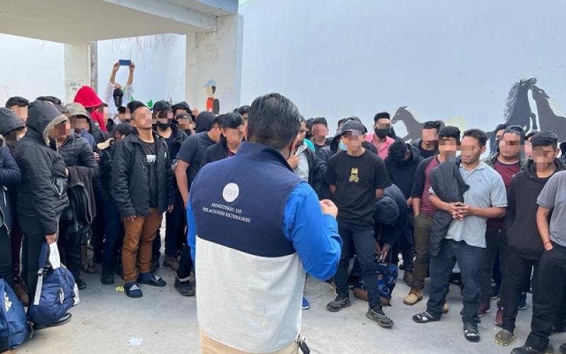 Rescatan a 127 migrantes guatemaltecos hacinados en un tráiler en San Luis Potosí, México 