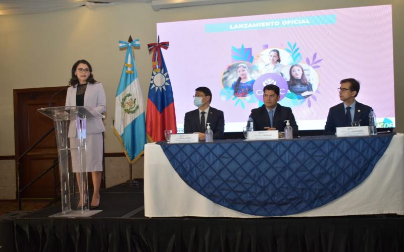 Secretaria Keila Gramajo Vilchez, titular de SEGEPLAN en firma de convenio proyecto CANAC