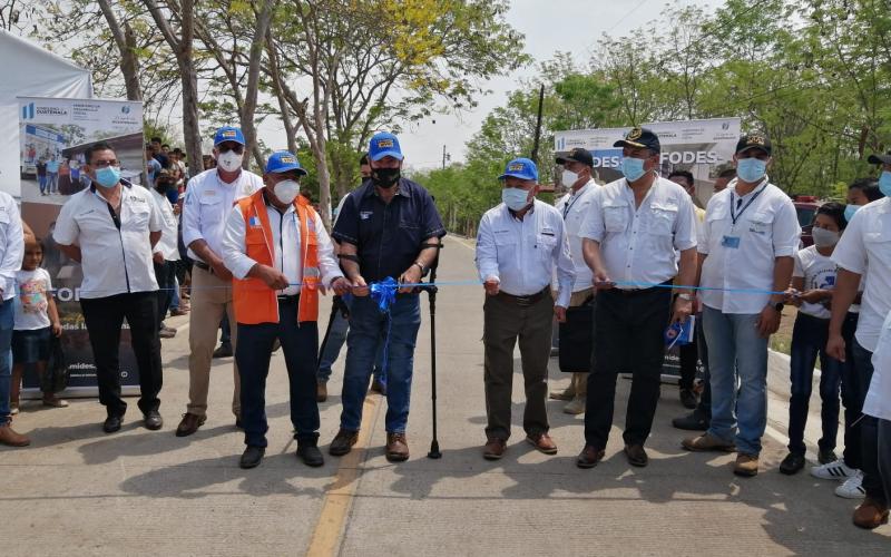 Presidente y ministro de Desarrollo inauguran mejoramiento de camino rural en Champerico, Retalhuleu