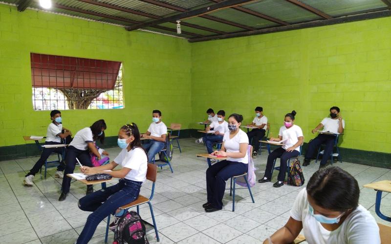 Comando Naval del Caribe reparó mobiliario en apoyo a Instituto Básico por Cooperativa de Puerto Barrios