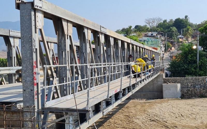 Cuerpo de Ingenieros del Ejército ultima detalles para habilitar tránsito sobre puente de emergencia en Gualán, Zacapa