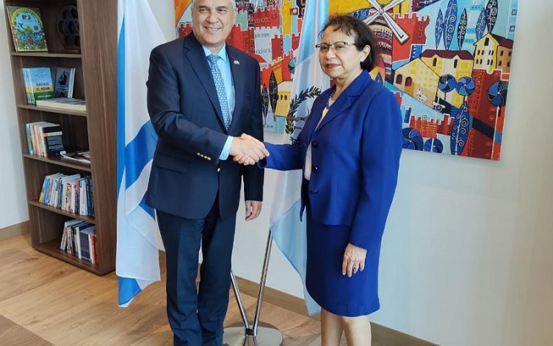 De Izq. a Der. se observa al embajador de Israel en Guatemala, Mattanya Cohen y a la Viceministra de Integración y Comercio Exterior, María Luisa Flores.