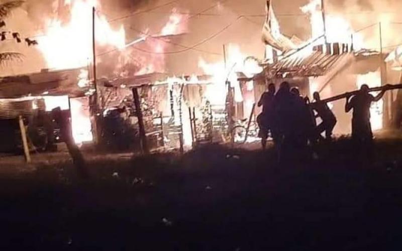 Ejército de Guatemala evacuó a familias afectadas por incendio forestal en Morales, Izabal
