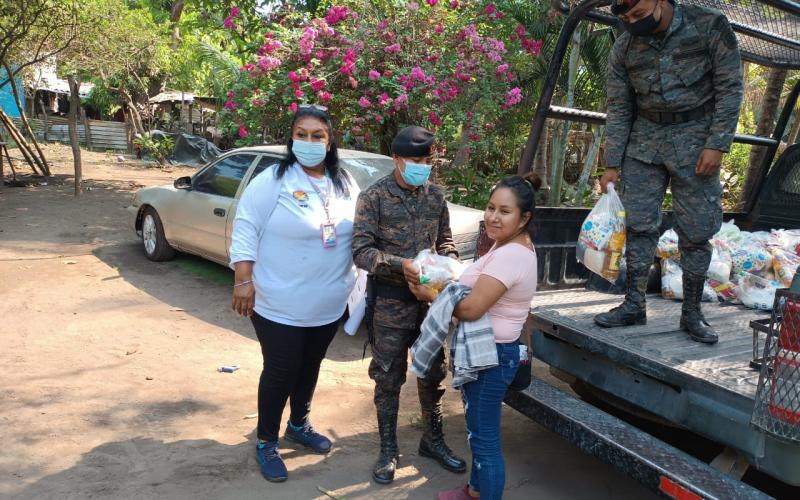 Brigada de Paracaidistas apoyó entrega de víveres a población vulnerable de Escuintla