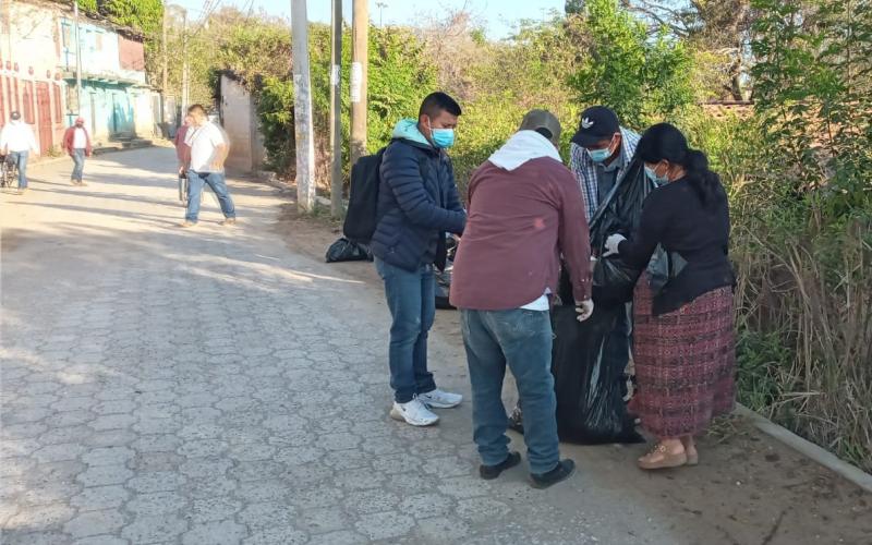 Salamá hace su parte con jornada de limpieza en su comunidad