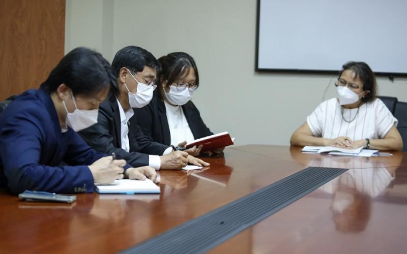 El embajador de Corea, Chang Ha-yeon (segundo de Izq. a Der.)  durante la reunión con la viceministra de Integración y Comercio Exterior, María Luisa Flores (primera de Der. a Izq.).