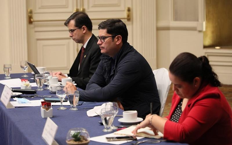 De Izq. a Der se observa al viceministro de Desarrollo de la Mipyme, Fernando Escalante y al ministro de Economía, Dr. Janio Rosales.