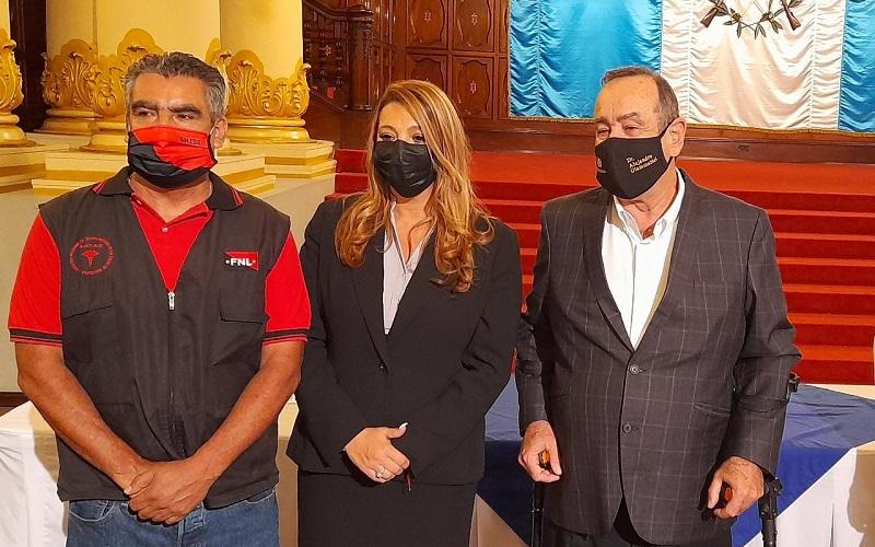 La Directora de Onsec junto al presidente Giammattei