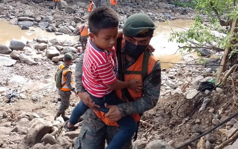 Ejército de Guatemala apoya a los guatemaltecos afectados por las lluvias.