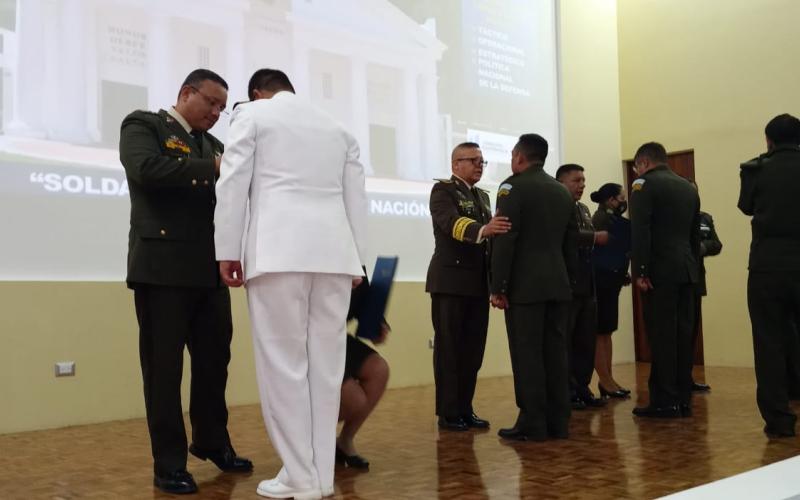 Comando Superior de Educación del Ejército concluye cursos de profesionalización militar