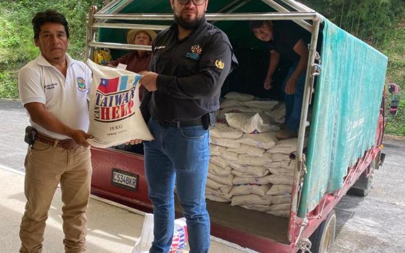 Personal de Fodes entrega dotación de arroz en Alta Verapaz