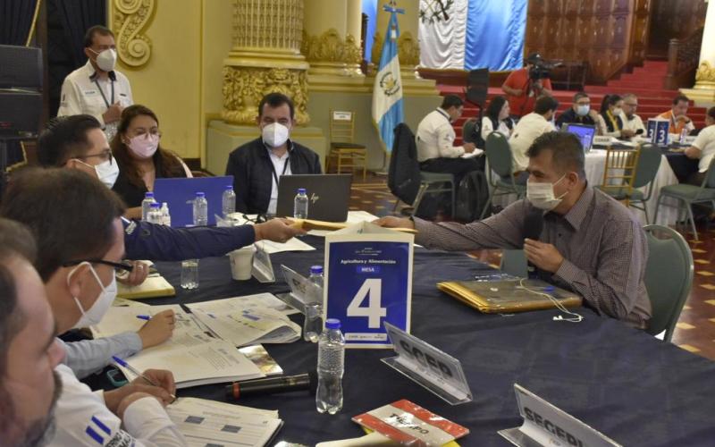 Funcionarios atienden más de 1 mil 500 solicitudes de alcaldes de 11 departamentos.
