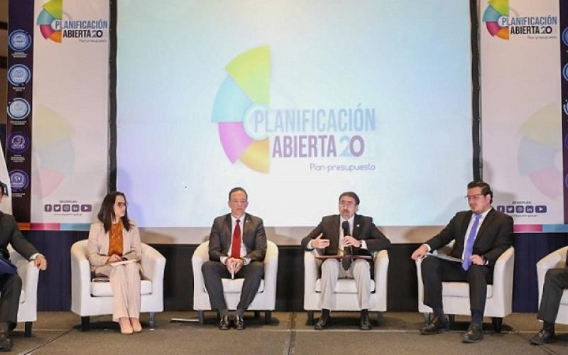 El ministro de economía, Dr. Janio Rosales (Primero de Izq. a Der.) participó en el evento...