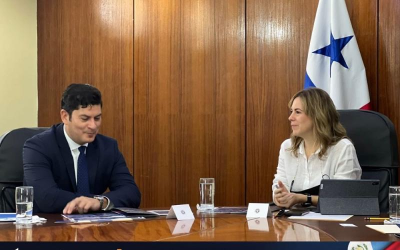 El ministro de Economía, Dr. Janio Rosales, comparte con Marcela Galindo, presidenta de la  CCIAP.
