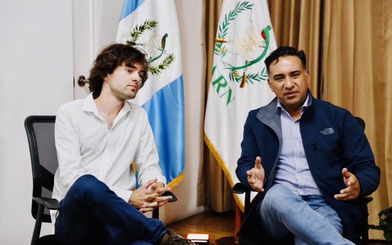 Ministro Mario Rojas y Boyan Slat, CEO de The Ocean Cleanup ratifican trabajo en conjunto