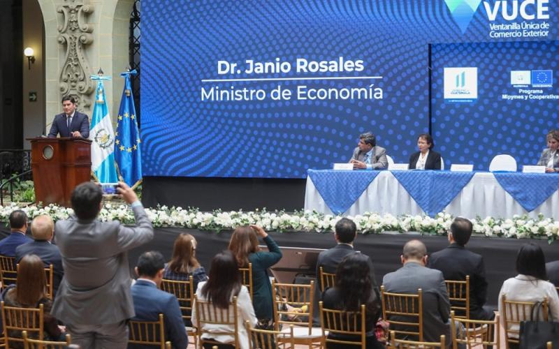 El ministro de economía, Dr. Janio Rosales presidió el evento.