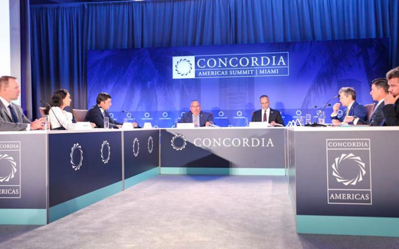 El ministro de economía, Dr. Janio Rosales (tercero de Izq, a Der) durante su participación en el panel.