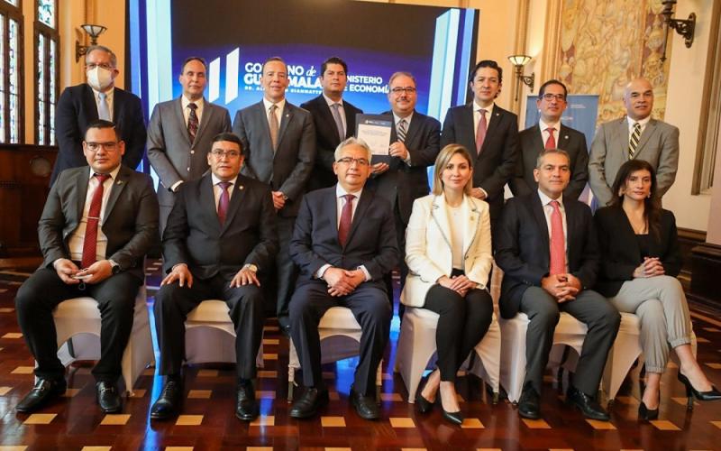 Firman acuerdo  multisectorial.