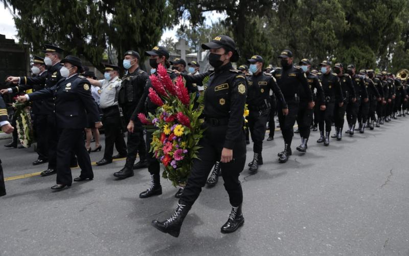 Mandos de PNC enfloran mausoleo policial