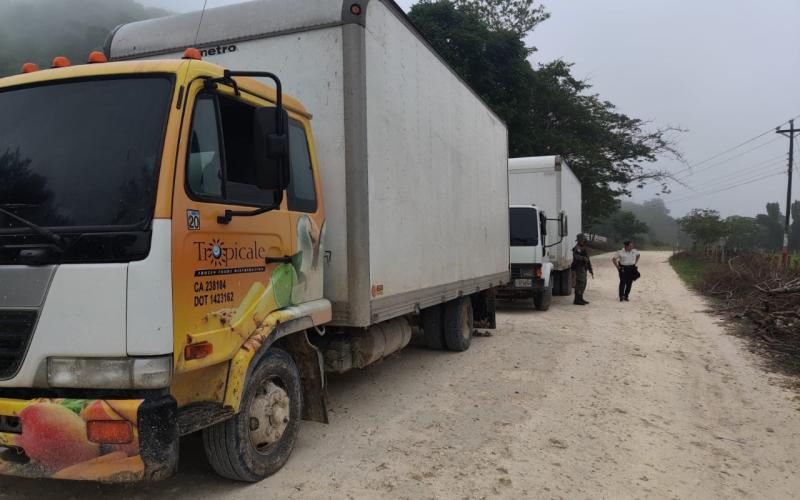 Ejército de Guatemala localizó dos camiones con cigarrillos de contrabando en Petén.