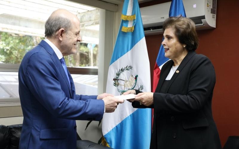 Embajador de Chile presenta Copias de Estilo a la viceministra de Relaciones Exteriores de Guatemala