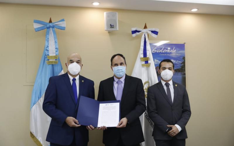De izquierda a derecha: Lic. Amador Carballido, Director General de Agexport; Ing. Enrique Cossich, Coordinador y Director Ejecutivo de la GAE; Ing. Devadit Barahona, Director de Junta Directiva Agexport 