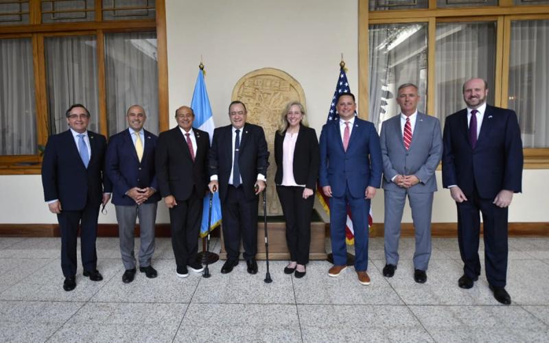 Presidente Alejandro Giammattei recibió delegación bipartidista de Estados Unidos