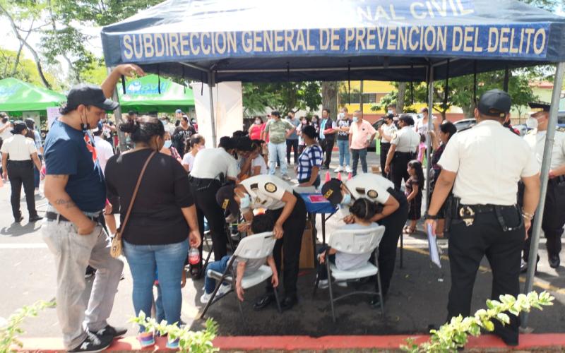PNC apoya jornadas de vacunación en puesto Dr. Móvil