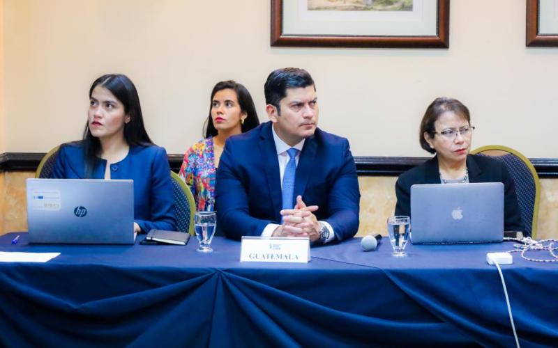 El Ministro de Economía Dr.  Janio Rosales (centro) participó en la actividad. 