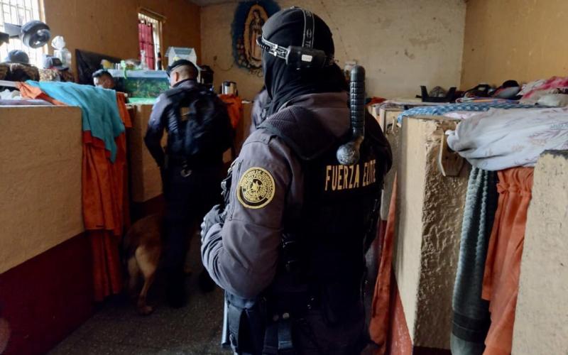 Localizan dispositivos móviles y botellas de licor en requisa
