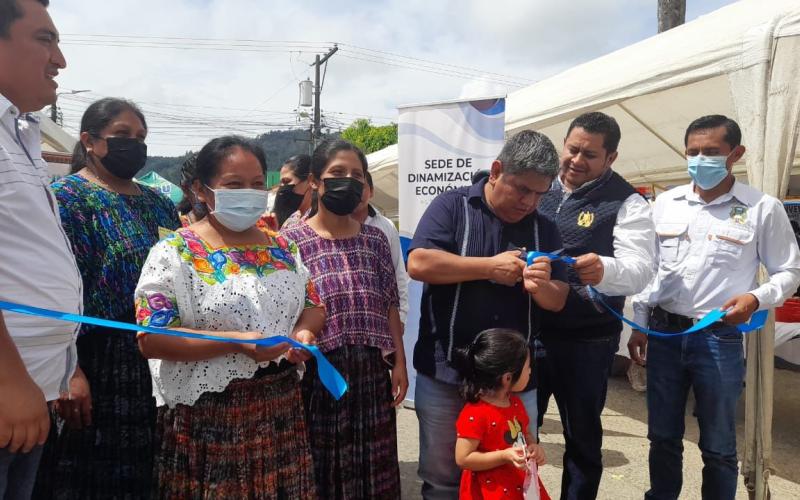 Personas posan para la fotografía en el corte de cinta, inaugurando la feria