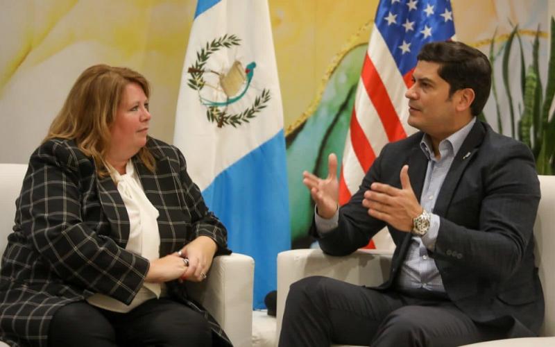 Heidi Robinson (Izq.) durante la reunión con el ministro de Economía, Dr. Janio Rosales.