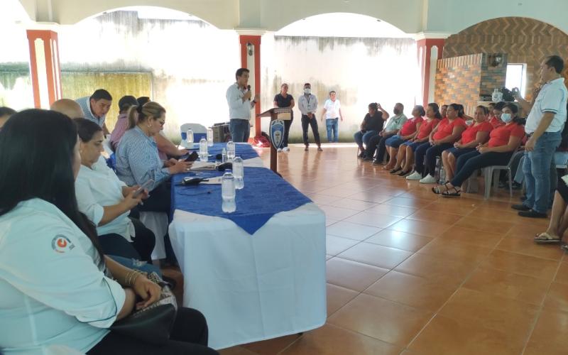 Personas reunidas en un salón recibiendo capacitación 