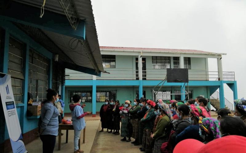Varias personas reciben capacitación en una locación exterior.
