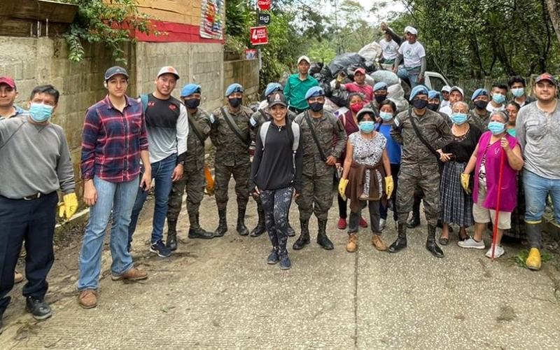 Estudiantes y comunidades de Cobán se unen al MARN para el saneamiento ambiental