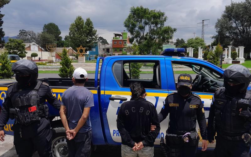 Pareja transportaba marihuana en camión