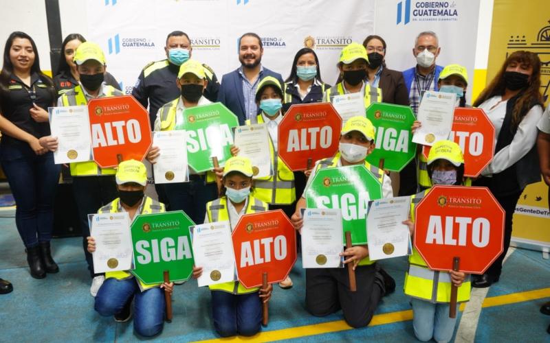 Estudiantes de 7 escuelas se gradúan de inspectores escolares