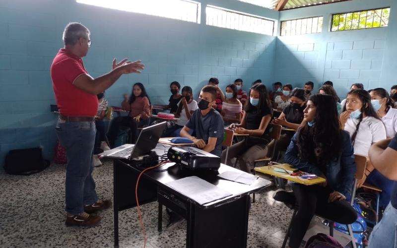 Juventud de El Progreso aprende sobre la conservación del agua, suelo y bosque
