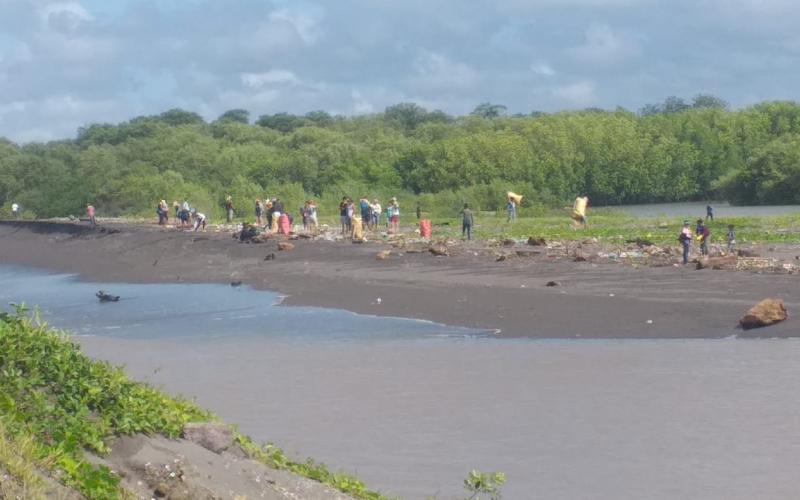 Delegación del MARN limpia la playa de Champerico